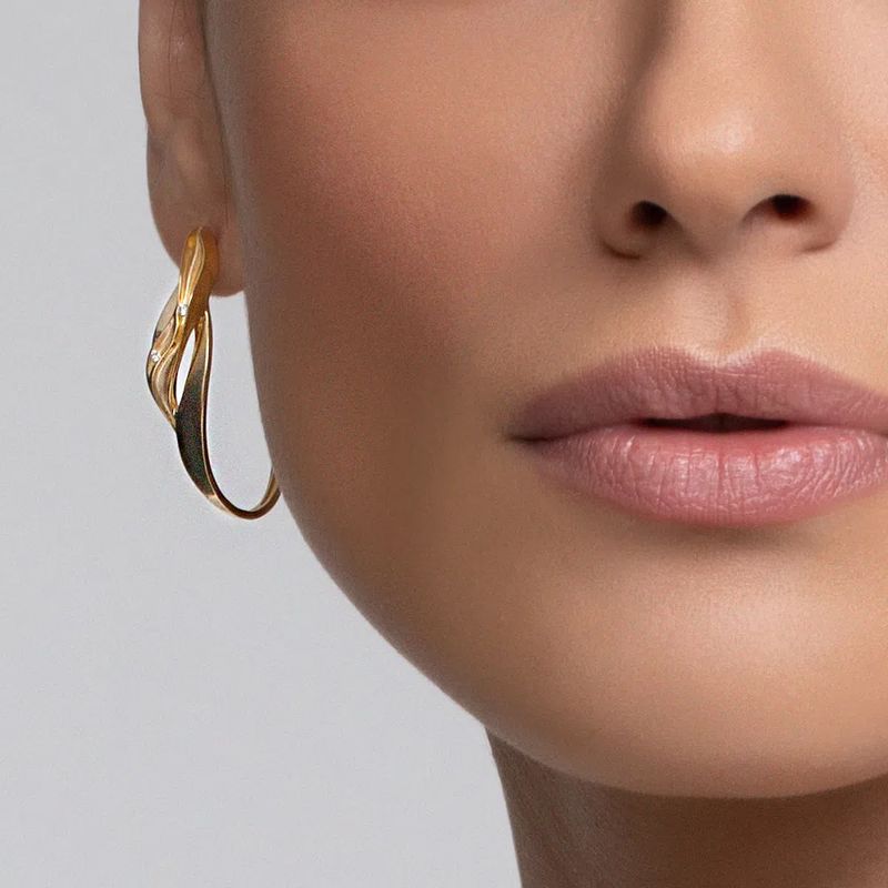 brincos-de-argola-sand-g-de-ouro-amarelo-18k-com-diamantes-03