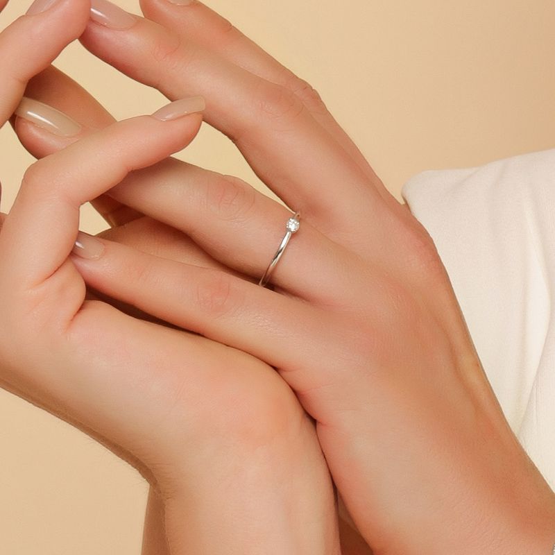 anel-solitario-marry-me-de-ouro-branco-18k-com-diamante-uso