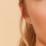 brincos-solitario-p-de-ouro-branco-18k-com-diamantes-uso