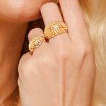 anel-encanto-p-de-ouro-amarelo-18k-com-diamantes-flocados-uso
