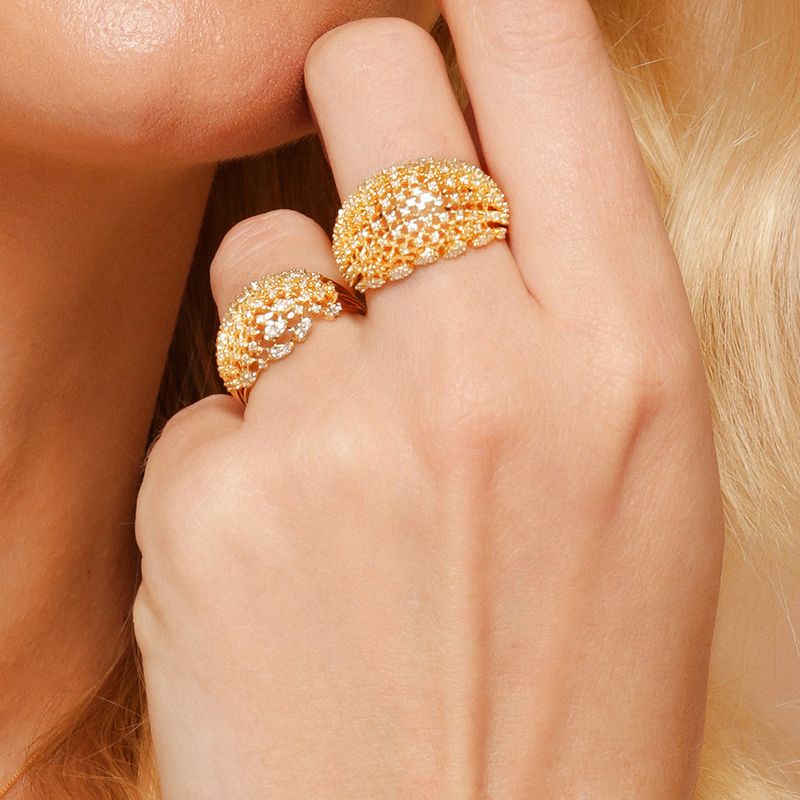 anel-encanto-g-de-ouro-18k-com-diamantes-flocados-uso