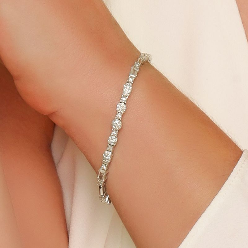 pulseira-essencia-de-ouro-branco-18k-com-topazio-branco-e-diamantes-uso