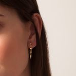 brincos-allegro-retangulo-de-ouro-18k-com-diamantes-uso