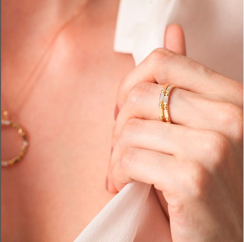 9822710-anel-allegro-fino-bolinhas-de-ouro-18k-com-diamantes-uso