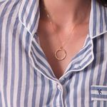 pingente-allegro-circulo-de-ouro-18k-com-diamantes-uso