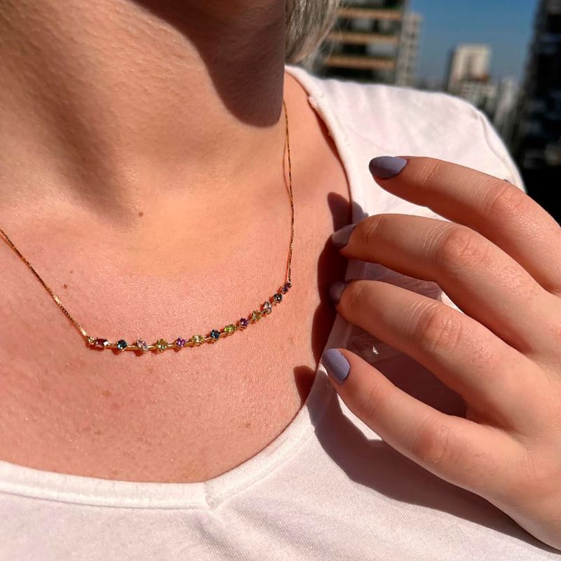 9648770a-colar-de-ouro-18k-rigido-com-pedras-brasileiras-sweetheart-uso