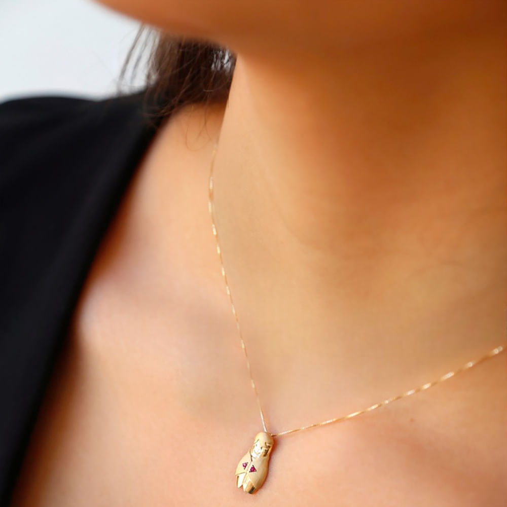9751260a-colar-matrioska-menino-em-ouro-18k-com-rubis-uso