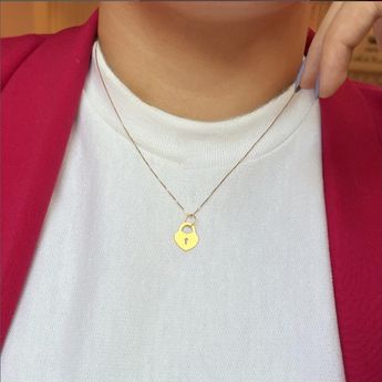 626267a_pingente_cadeado_coracao_ouro_amarelo_18k-uso