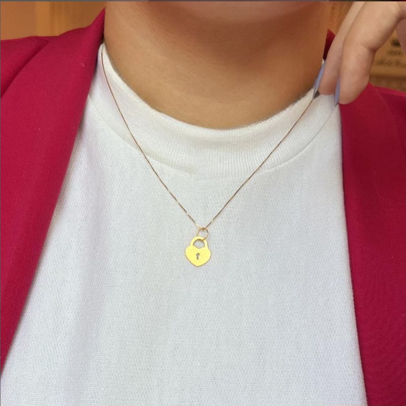 626267a_pingente_cadeado_coracao_ouro_amarelo_18k-uso