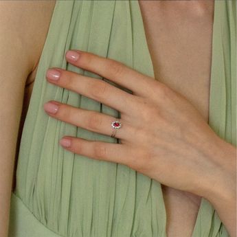 9913520-anel-princesa-de-ouro-18k-com-rubi-e-diamantes-uso