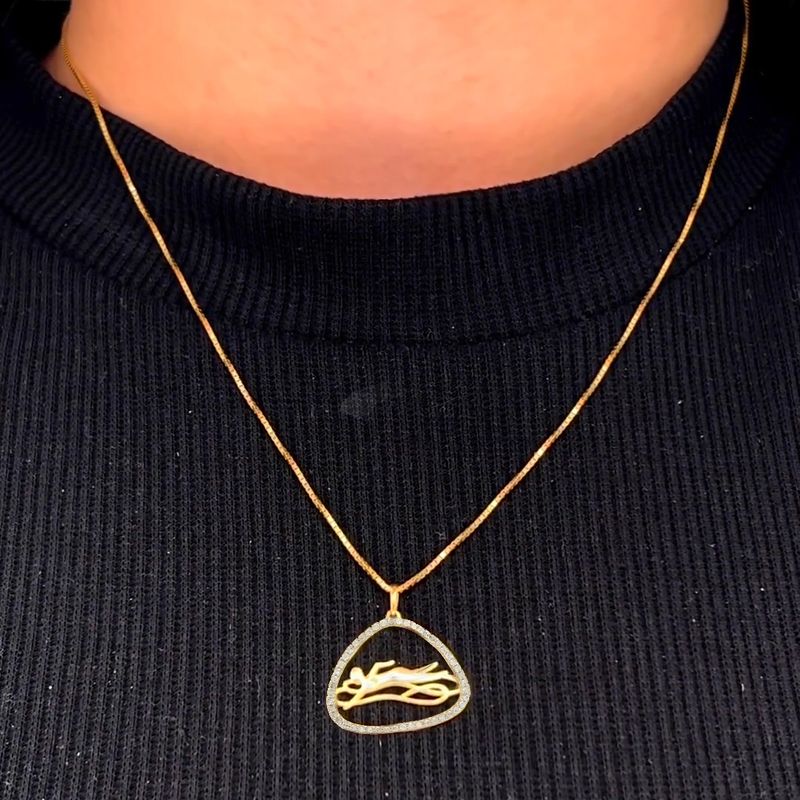 9882850a-pingente-esportes-natacao-de-ouro-18k-com-diamantes-uso