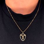 988282a_Pingente_em_ouro_18K_esportes_musculacao_com_diamantes-uso