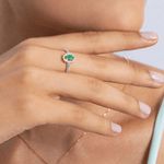 anel-princesa-oval-m-de-ouro-branco-18k-com-esmeralda-e-diamantes_02