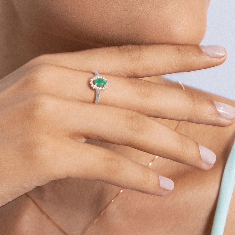 anel-princesa-oval-m-de-ouro-branco-18k-com-esmeralda-e-diamantes_02