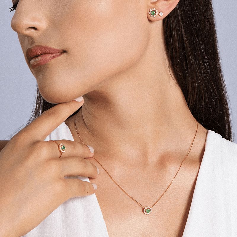 anel-princesa-redondo-m-de-ouro-branco-18k-com-esmeralda-e-diamantes