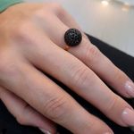 9705090-anel-meia-bola-em-ouro-18k-com-espinelios-uso
