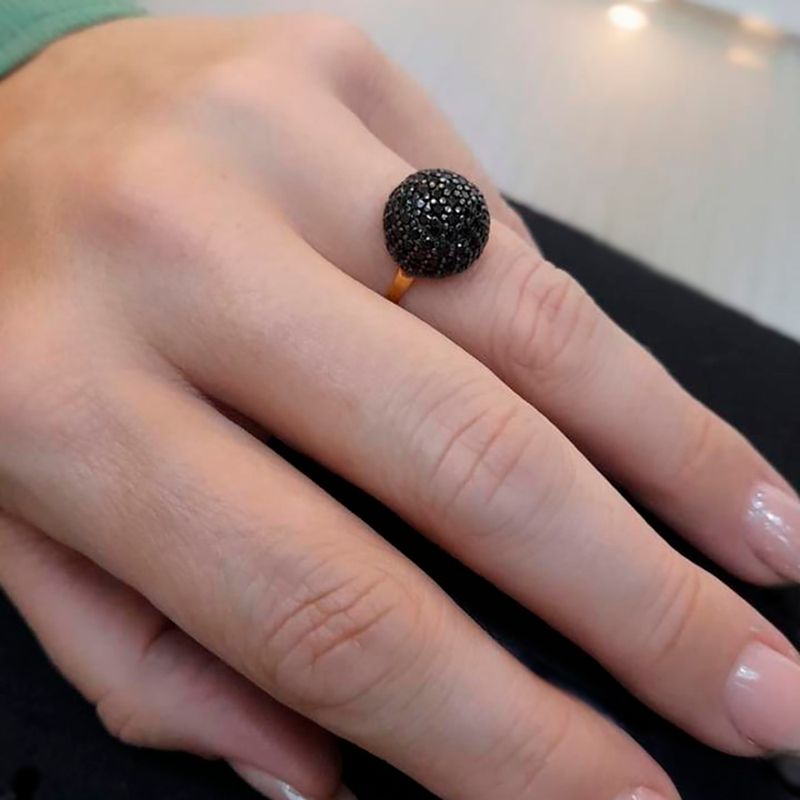 9705090-anel-meia-bola-em-ouro-18k-com-espinelios-uso