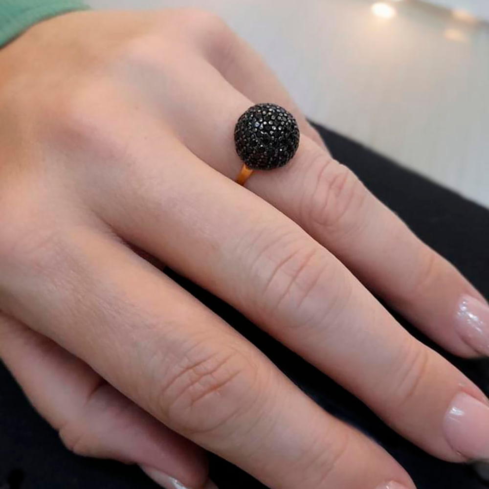 9705090-anel-meia-bola-em-ouro-18k-com-espinelios-uso