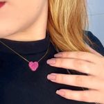 9954420a-colar-coracao-g-de-ouro-18k-com-rubis-uso
