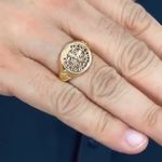5819090a-anel-sao-bento-redondo-de-ouro-18k-com-detalhes-nas-laterais-uso