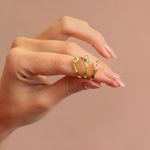 990307a1_anel_formatura_flor_ouro_amarelo_18k_zirconias-uso