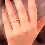 2320070-anel-meia-alianca-de-ouro-branco-18k-com-diamantes-uso