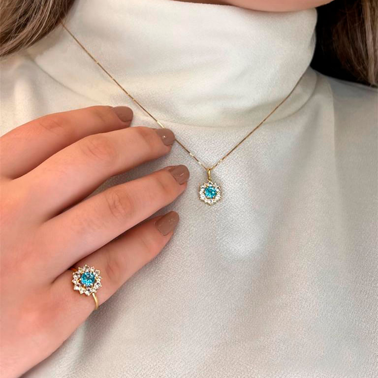 9618220-anel-blue-de-ouro-amarelo-18k-com-topazios-uso