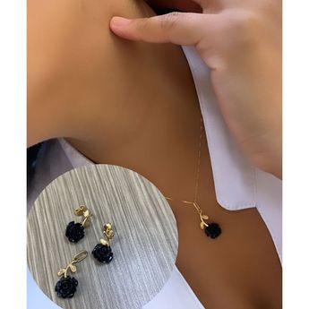 pingente-flor-rosa-ouro-amarelo-pedra-reconstituida-preta
