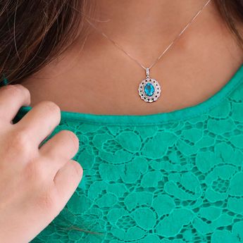 9751500b-colar-princesa-de-ouro-18k-com-apatita-e-diamantes-uso
